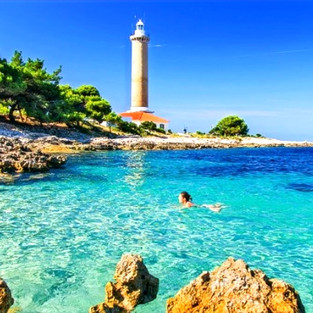 Small luxury group tours, adventures, travel and holidays for solo / single women in 20s, 30s, 40s and 50s with Travel Queen