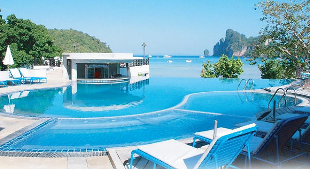 Small luxury group tours, adventures, travel and holidays for solo / single women in 20s, 30s, 40s and 50s with Travel Queen
