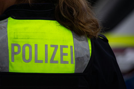 Rückenschild einer Polizistin der Landespolizei NRW
