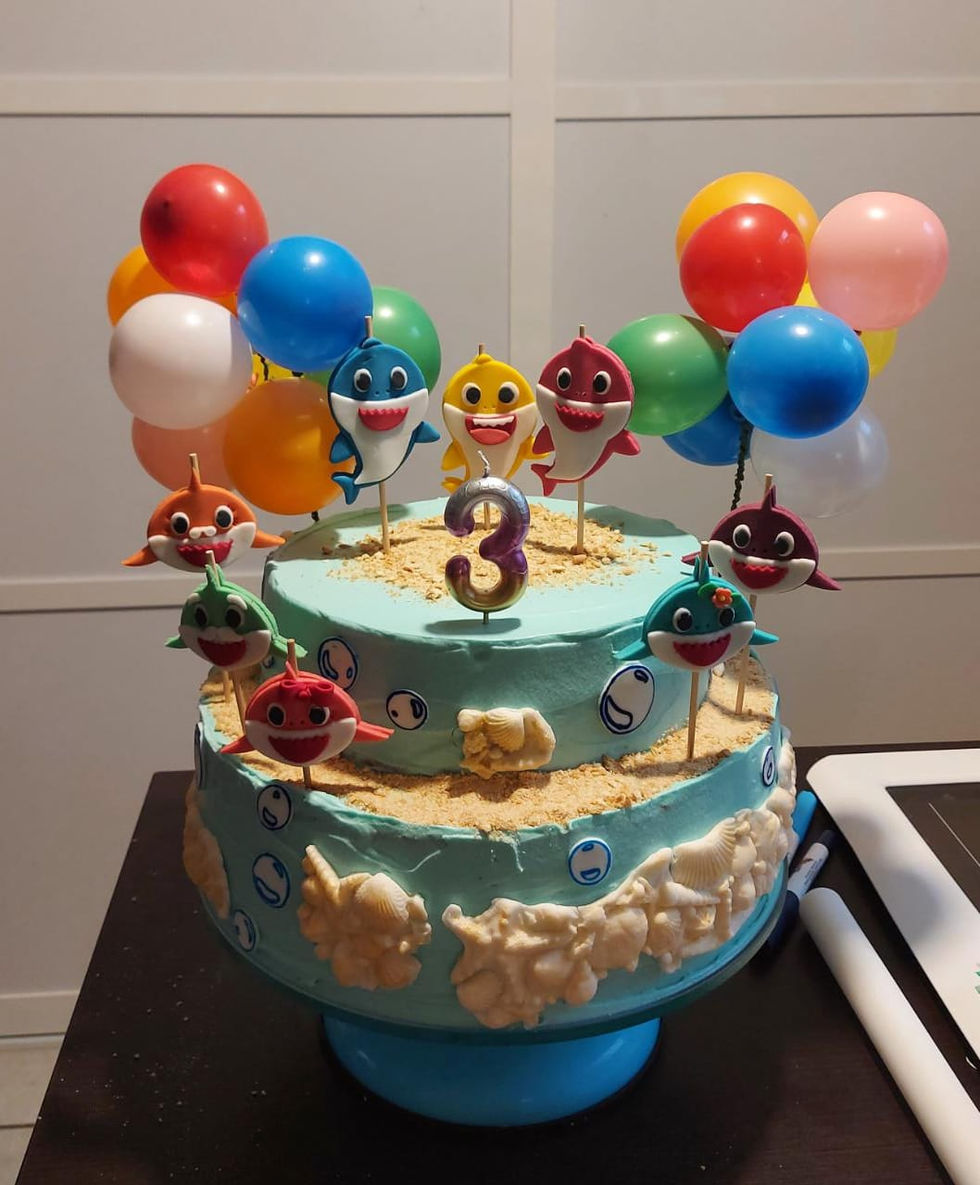 Pastel de vainilla con relleno de frutos rojos, diseño temático