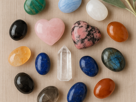 💎 Crystal Combinations — Which Crystals Work Well Together (and Which Don’t)