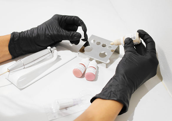 Reconstruction des sourcils par maquillage permanent poil à poil pour pelade à Saint-Raphaël. Dermopigmentation réparatrice et tatouage médical esthétique pour redonner une ligne naturelle et harmonieuse aux sourcils clairsemés ou absents.