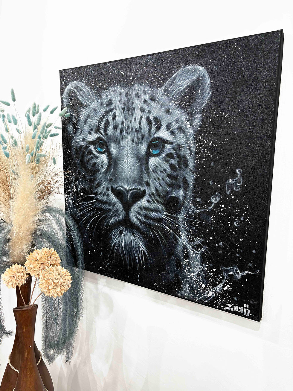 Peinture contemporaine originale Léopard – Œil de l’Ombre, tableau moderne noir et blanc représentant un léopard en gouttes d
