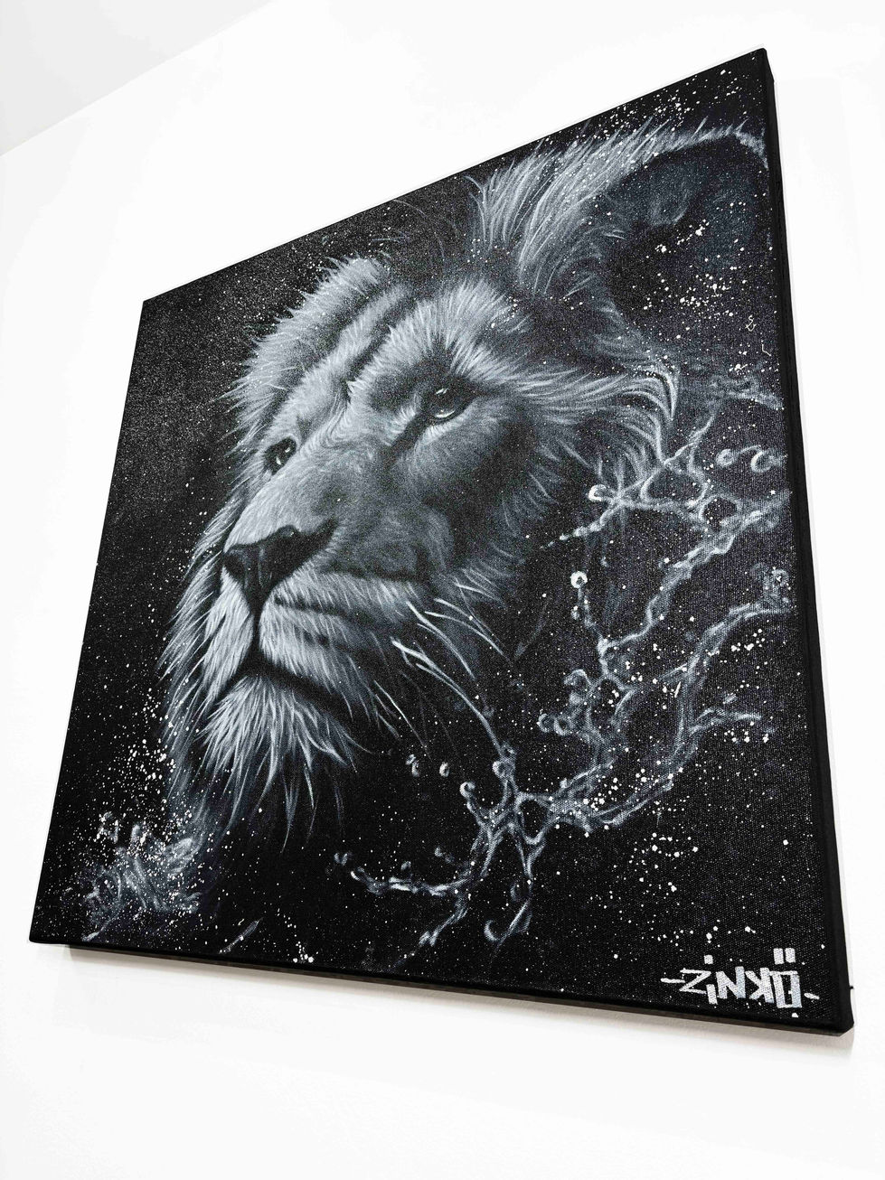 Cadre art contemporain à vendre Silence du Roi Lion, peinture originale noir et blanc, lion majestueux peint en gouttes d’eau