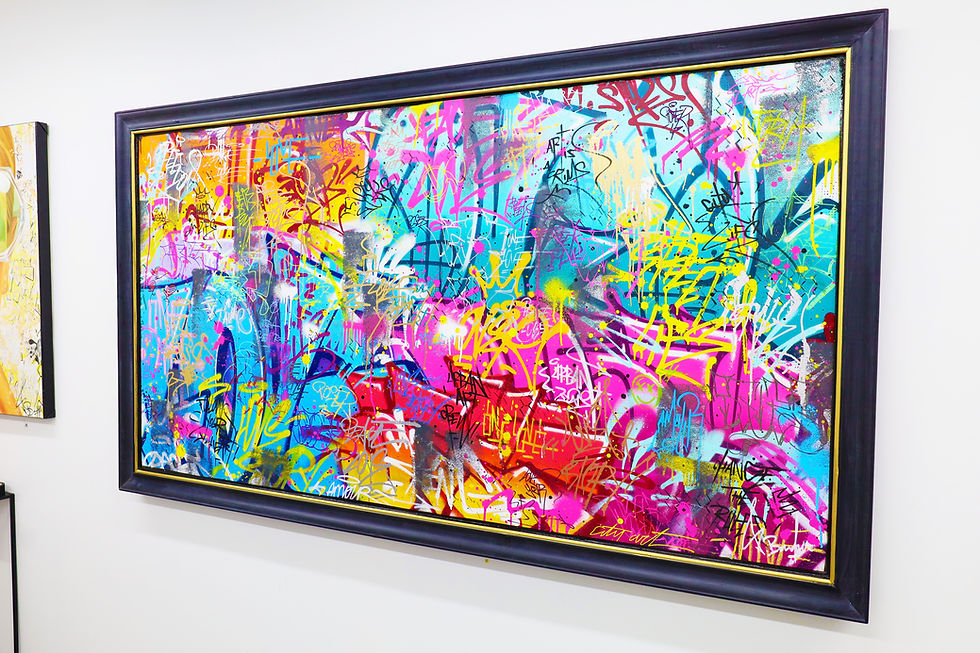 Œuvre originale de street art abstrait aux couleurs rouge, bleu, rose et jaune – peinture graffiti sur bois.