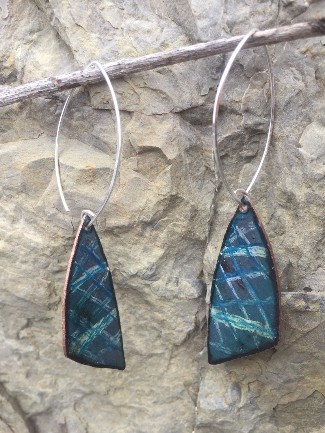 Bakır Küpe Ekoseli  Amorf Gri