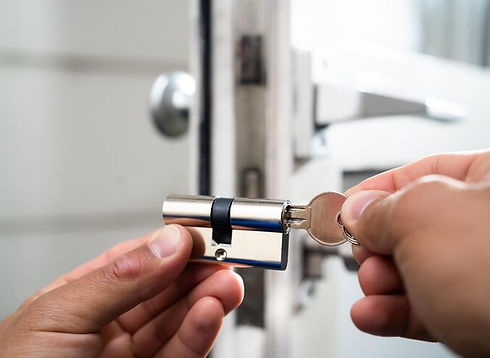 locksmith-lock-door-repair-worker-changing