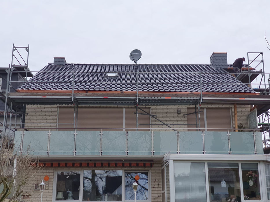 Dachmontage an einem Haus mit Gerüst