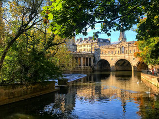 Water flowing under Pulteney Bridge
