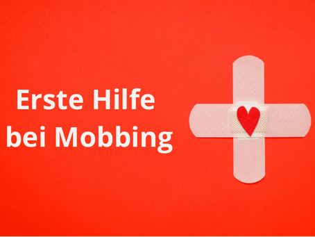 Symbolbild zur Ersten Hilfe bei Mobbing im Schulalltag – Pflaster mit Herz auf rotem Hintergrund.