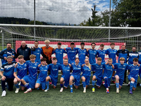 Die B-Jugend des VfB Durach samt Trainerteam nach dem Trainingslager und vor dem Testspiel bei SK Rum in der Nähe von Innsbruck in Tirol.