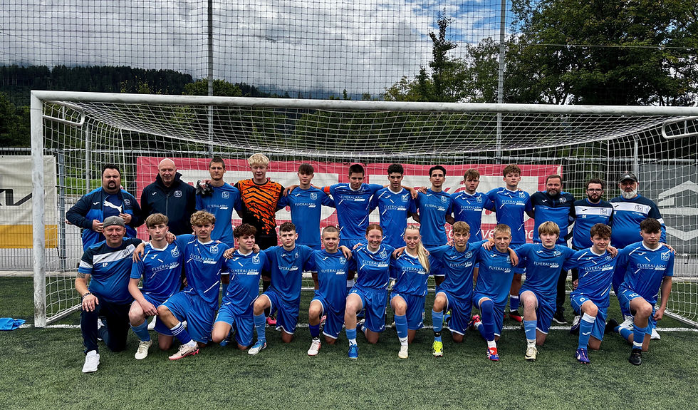 Die B-Jugend des VfB Durach samt Trainerteam nach dem Trainingslager und vor dem Testspiel bei SK Rum in der Nähe von Innsbruck in Tirol.