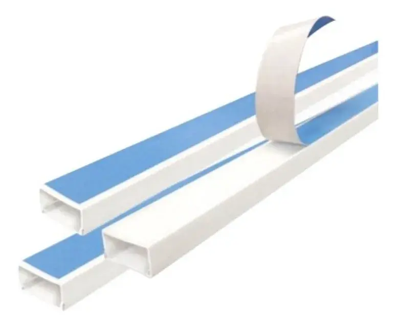 Detalle del adhesivo en la parte posterior de la canaleta Hoffens listo para su instalación en pared.