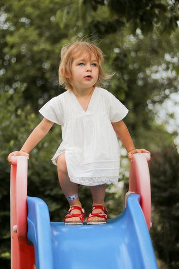 petite fille sur toboggan