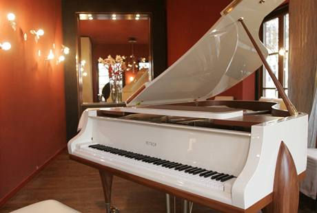 Jubilejný klavír Petrof P III