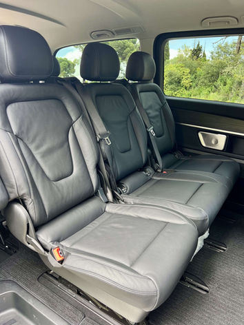 Coche de Asol Voyage en aeropuerto Girona para traslado privado a Costa Brava.