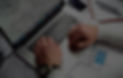 computador-e-projeto-em-cima-da-mesa.jpg