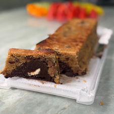 עוגת פאדג׳ שוקולד במעטפת בצק עוגיות