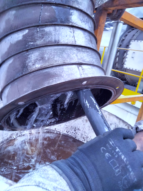 Cepillo neumático limpiando el interior de un ducto metálico