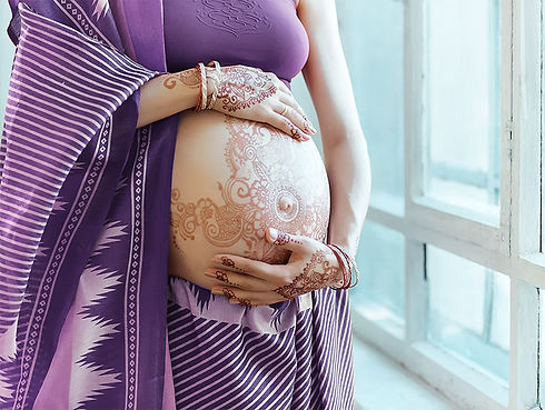 Indische Frau hält Ihren Bauch bei Geburtsbegleitung Leonding