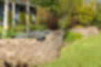Garten mit Steinmauer aus Naturstein