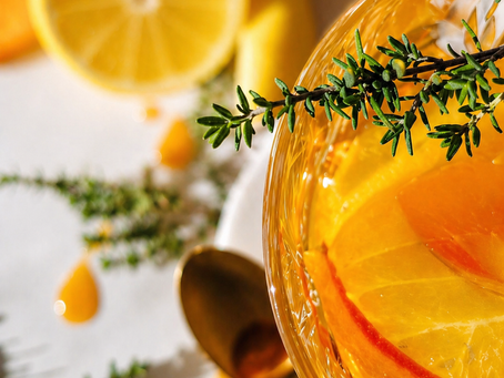 Apfel Thymian Mocktail Draufsicht im Glas mit Thymianzweig