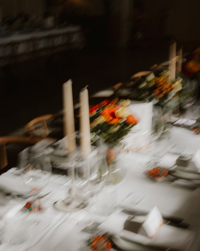 Slow Shutter verwackeltes Detailfoto von der Hochzeitstafel