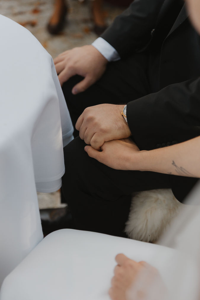 Detailfoto der Hände während der Trauung