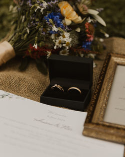 Flat Lay Foto der Ringe bei einer Hochzeit in Österreich