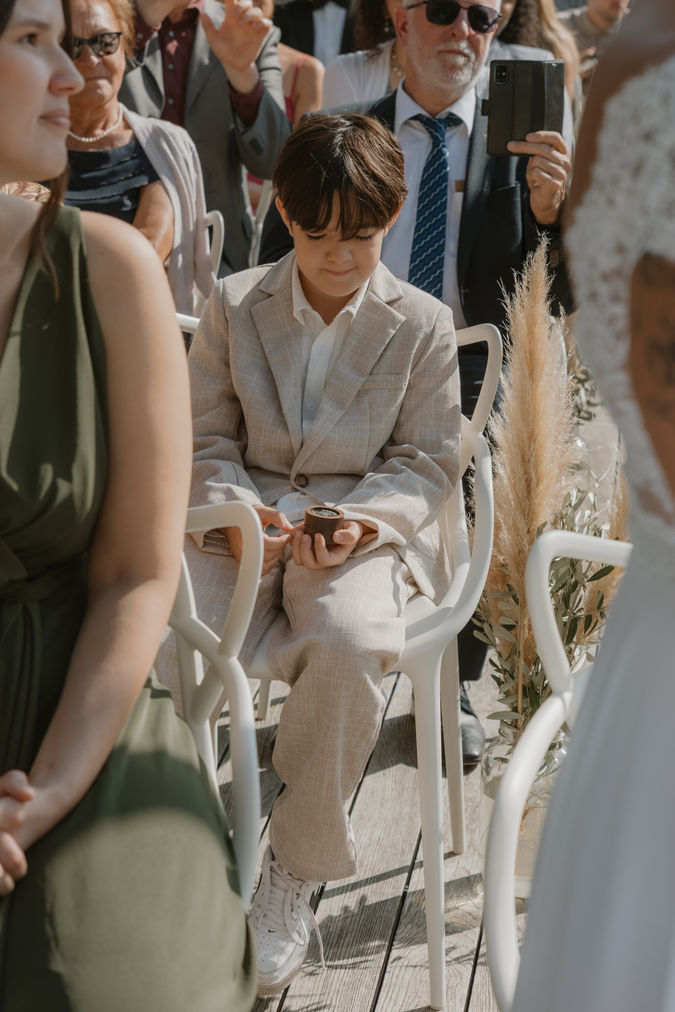 Neffe der Braut hält andächtig die Trauringe