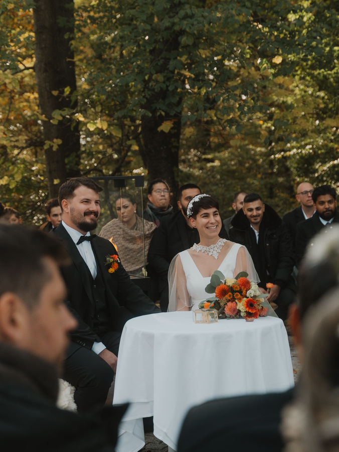 Braut und Bräutigam lachen