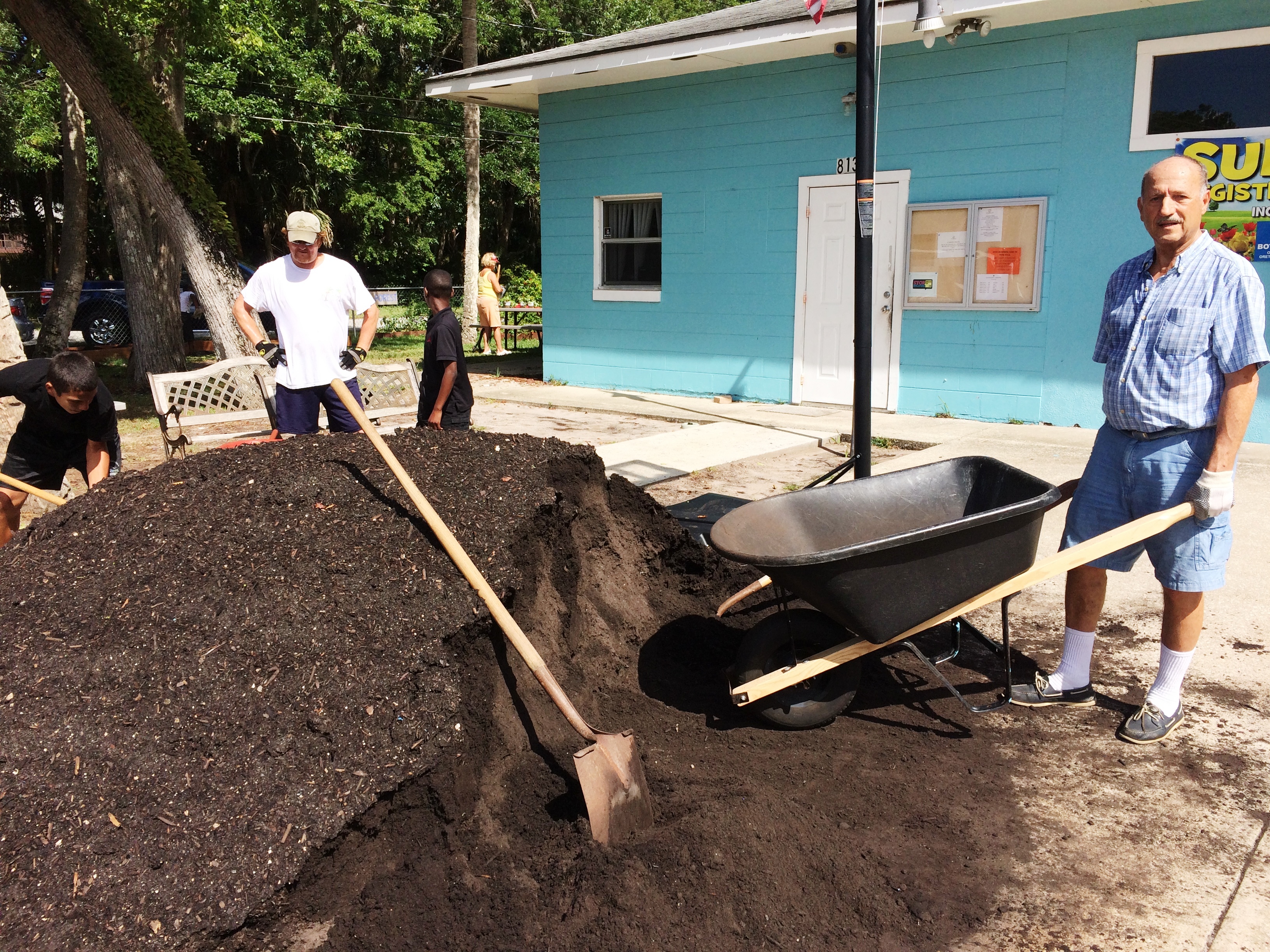 06-24-15 Kamel transporting compost