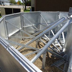 Sānu sienu piestiprināšana un piepildīšana ar balastu