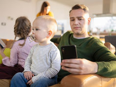 Genitori e schermi – Modelli di utilizzo degli schermi da parte dei genitori e sviluppo infantile
