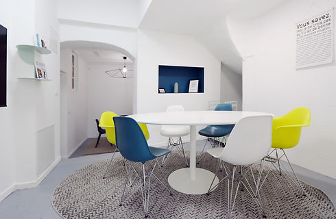 photographie de la salle de réunion à louer pour 8 personnes au sein des bureaux du quai, à Sommières