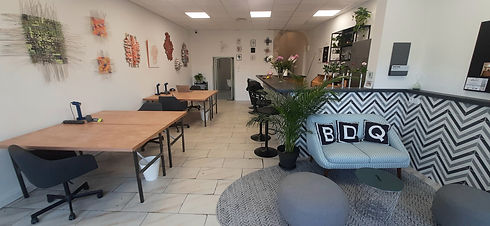 photgraphie de l'espace de coworking depuis l'entrée de l'immeuble, incluant les 4 bureaux, le canapé et le comptoir convivial