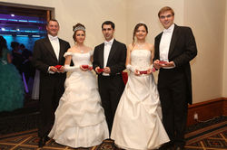 debutanty s podarkami.jpg