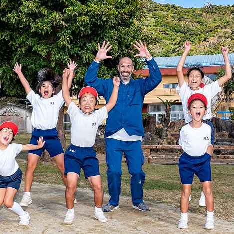 Guide Matt with schoolchildren in Uken Village