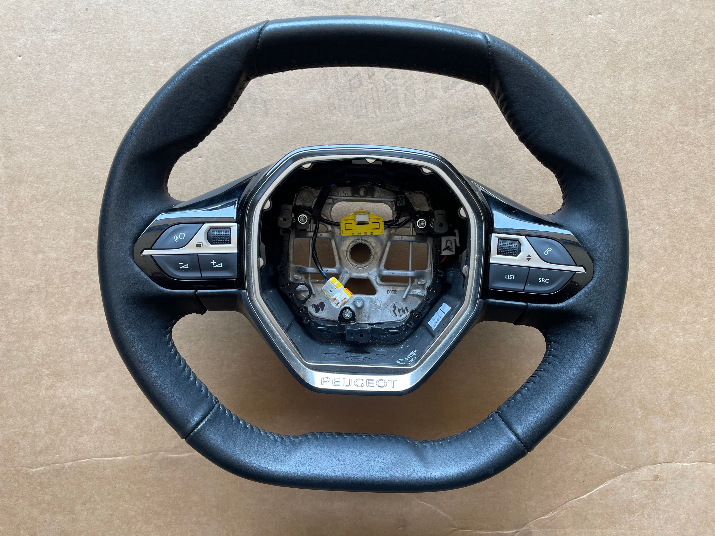 Volante Peugeot 208 021