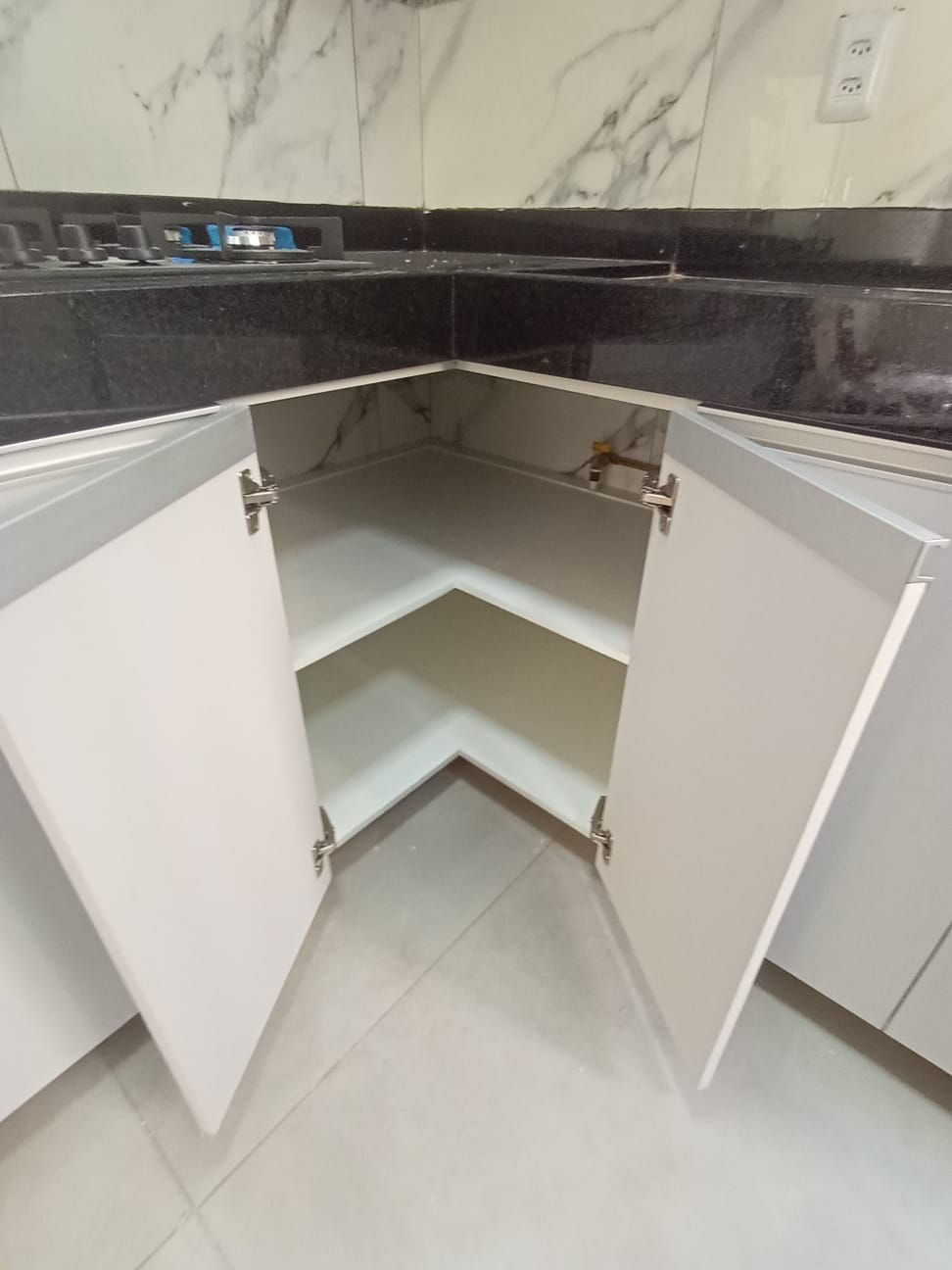 Cozinha planejada armário de canto L