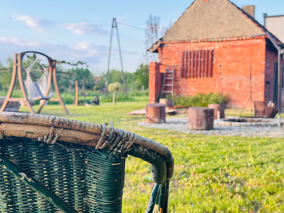 Agroturystyka polska - ogród z ceglanym domem i huśtawką.