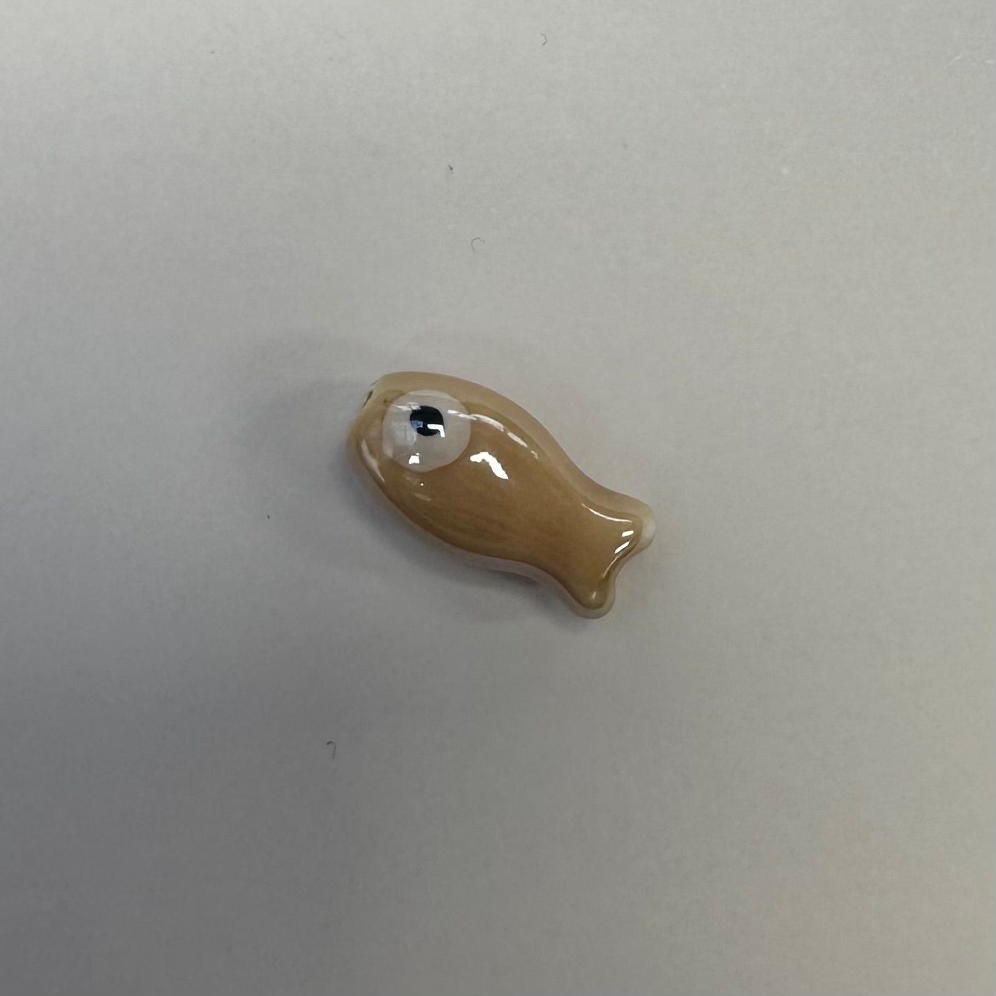 Poisson en resine beige