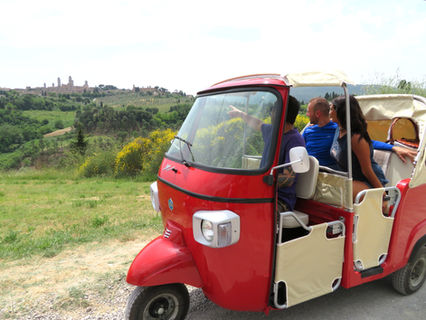 Convertible Tuk Tuk tour in Tuscany visiting Chianti vineyards and medieval villages