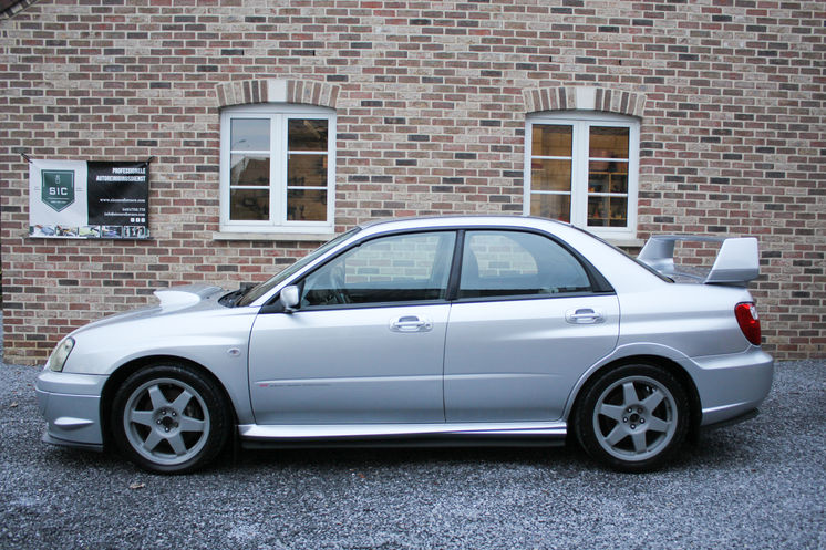 Subaru Impreza WRX STI waspakket car cleaning detailing autoreiniging zetelreiniging wax coating coaten auto wassen interieurreiniging interieurpakket compleet leer leder lederen zetels reinigen voeden krassen polieren polijsten polijstpakket glans intens koplamprestauratie