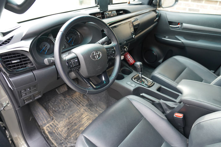 Toyota Hilux waspakket car cleaning detailing autoreiniging zetelreiniging wax coating coaten auto wassen interieurreiniging leer leder lederen zetels reinigen voeden polieren polijsten