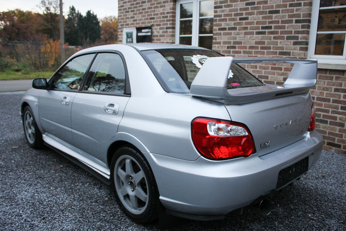 Subaru Impreza WRX STI waspakket car cleaning detailing autoreiniging zetelreiniging wax coating coaten auto wassen interieurreiniging interieurpakket compleet leer leder lederen zetels reinigen voeden krassen polieren polijsten polijstpakket glans intens koplamprestauratie