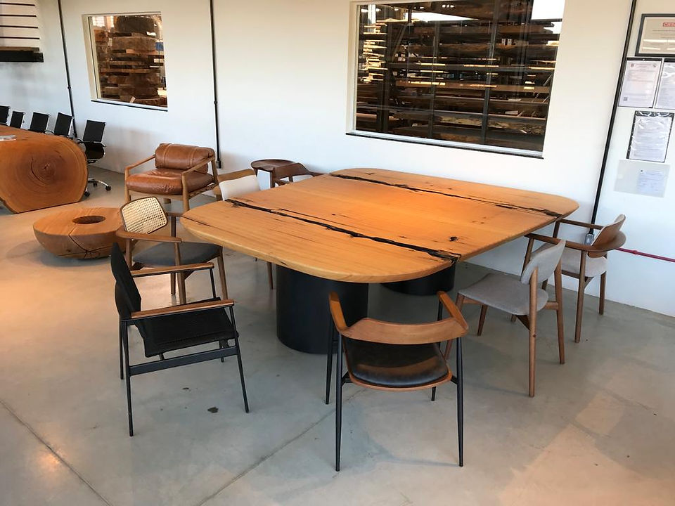 Mesa de madeira maciça com bordas arredondadas