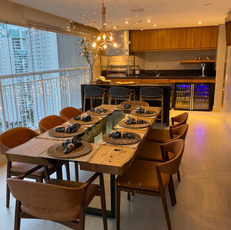 Mesa posta para jantar com decoração escura