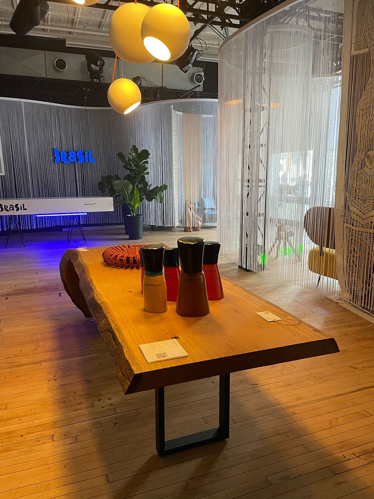 Mesa de jantar curva rústica em madeira maciça