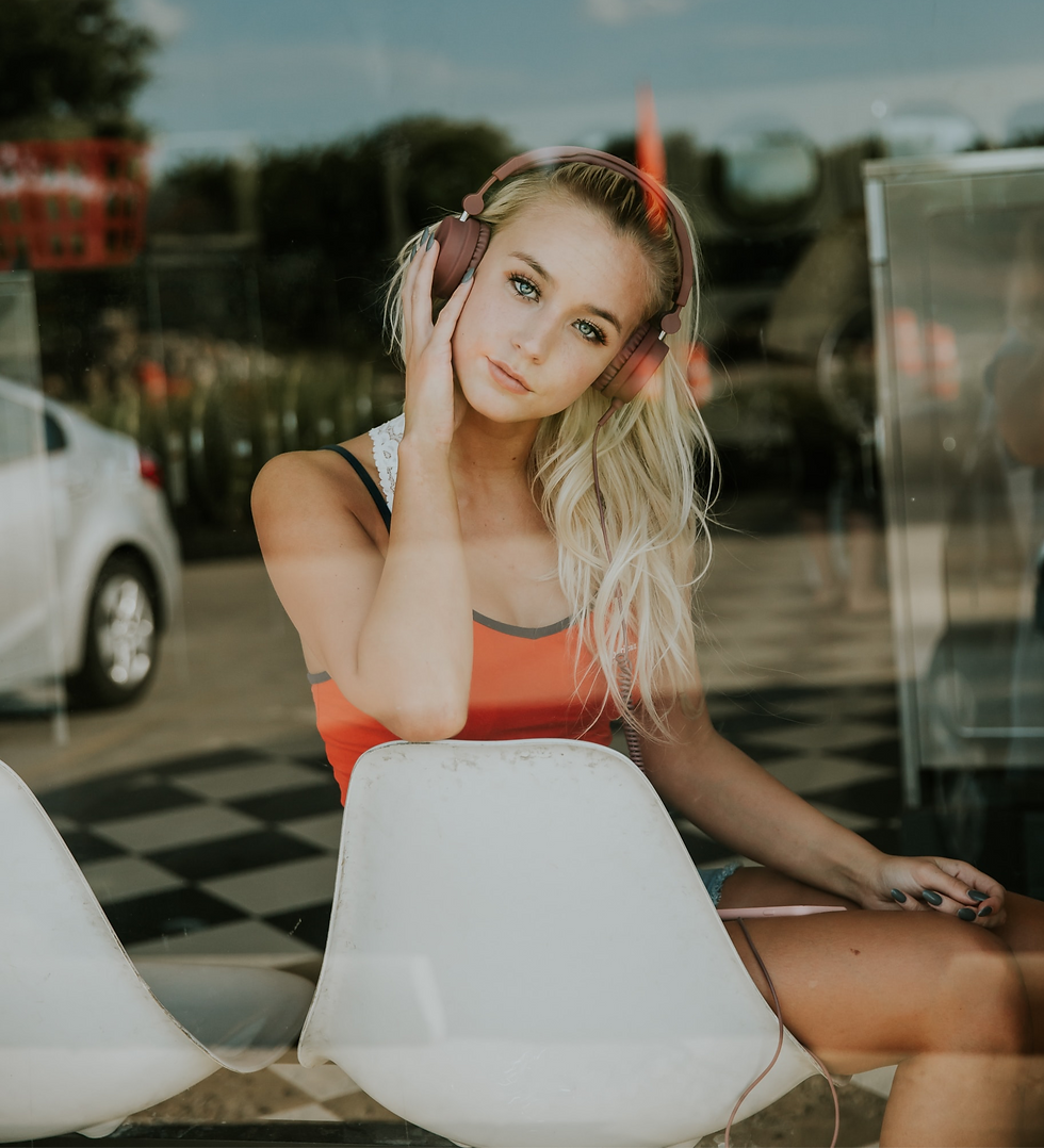 WOMAN LISTENDING ON HEADPHONES